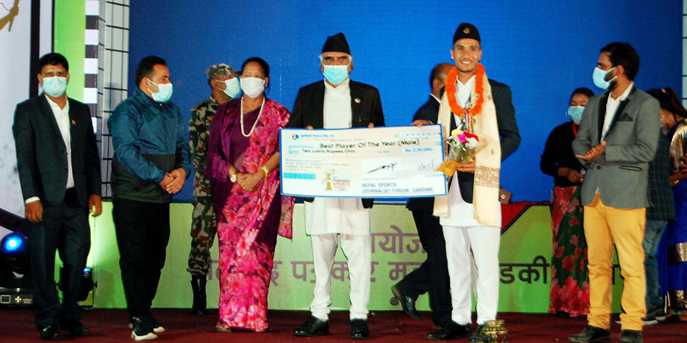 पोखरा स्पोर्ट्स अवार्ड : ‘वर्ष उत्कृष्ट खेलाडी’ बने नवीन र पार्वती